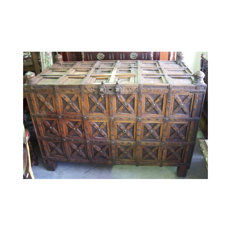IMPRESIONANTE ARCÓN ANTIGUO COMPLETO. EN HIERRO Y MADERA. COMPARTIMENTOS. LÍNEA PERFECTA