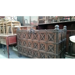 IMPRESIONANTE ARCÓN ANTIGUO COMPLETO. EN HIERRO Y MADERA. COMPARTIMENTOS. LÍNEA PERFECTA