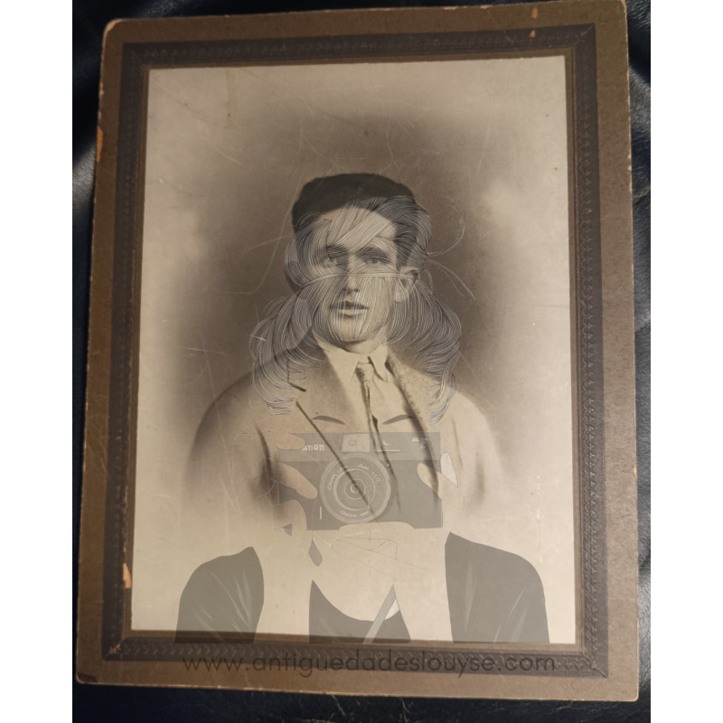 JOVEN EN POSE AÑOS 30