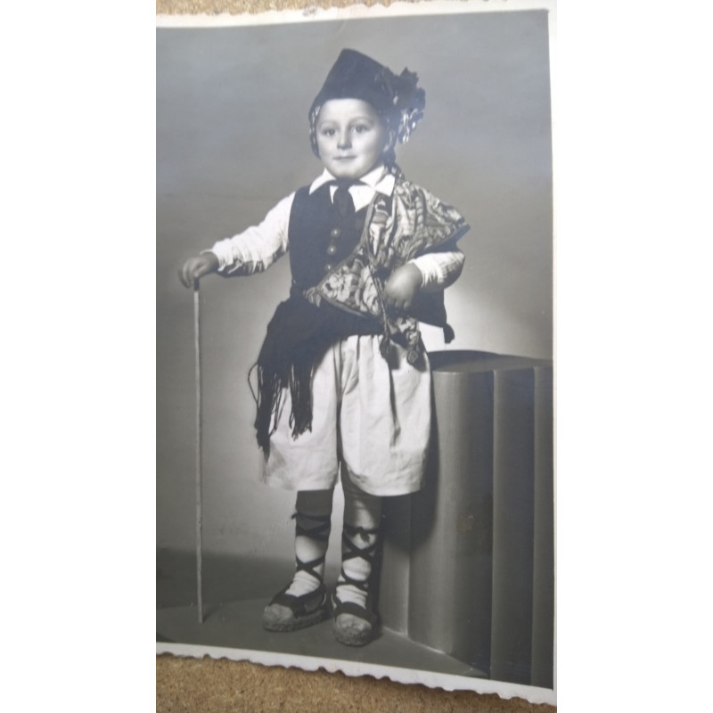 NIÑO CON TRAJE