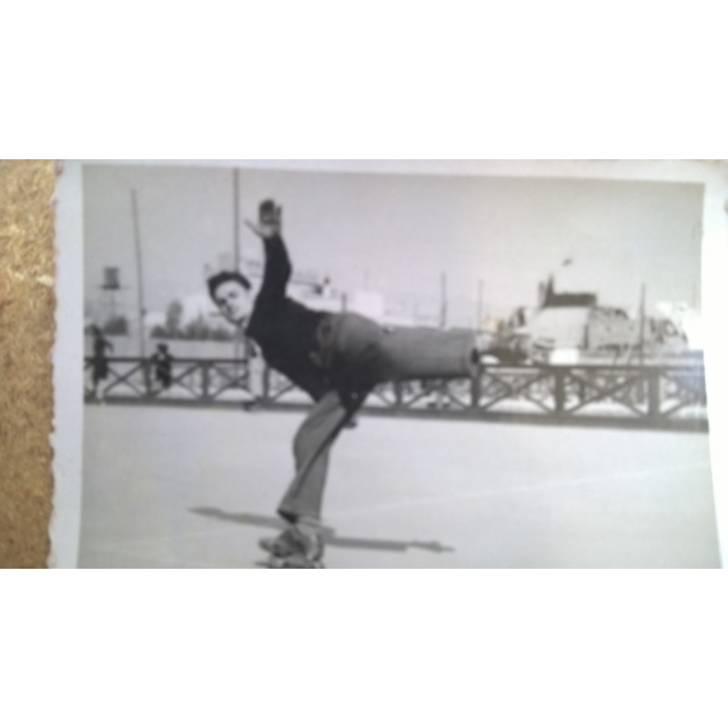 JOVEN PATINANDO