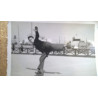 JOVEN PATINANDO