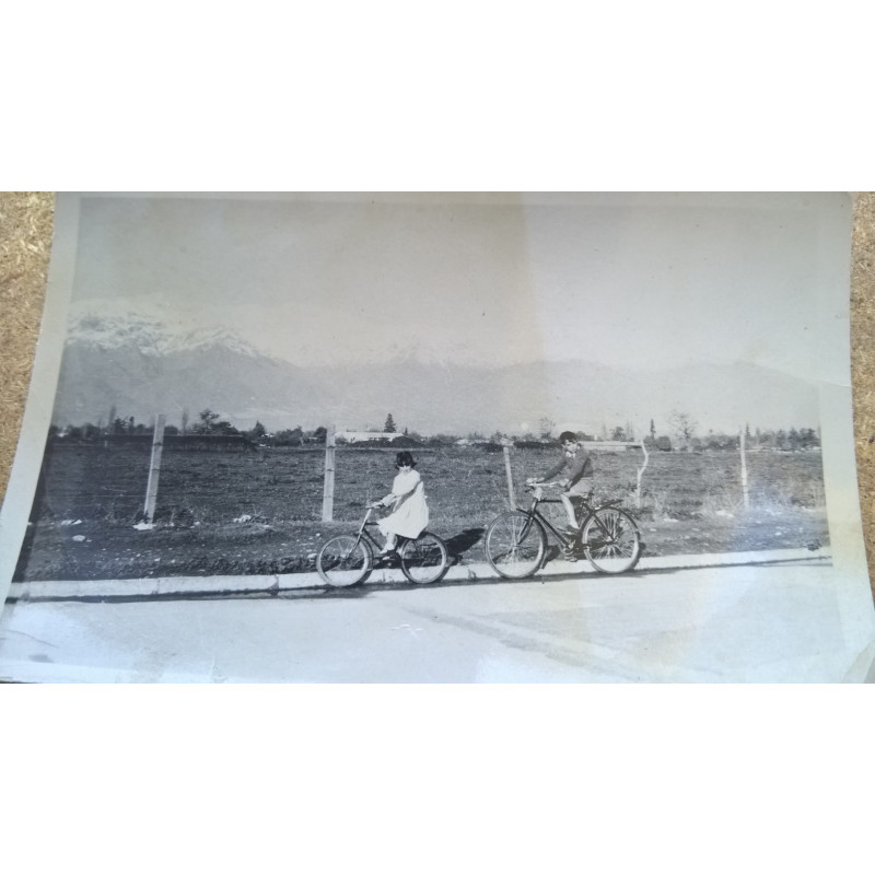 JOVENES EN BICICLETA