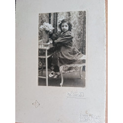 NIÑA EN ESTUDIO FOTOGRÁFICO