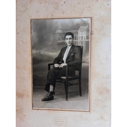 JOVEN  SENTADO EN POSE