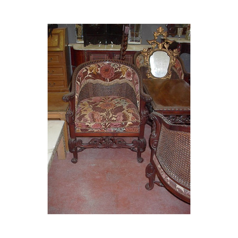 CUATRO AMPLIOS SILLONES LABRADOS CON ADORNOS