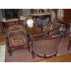 CUATRO AMPLIOS SILLONES LABRADOS CON ADORNOS