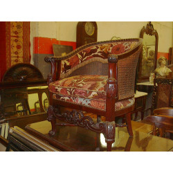 CUATRO AMPLIOS SILLONES LABRADOS CON ADORNOS