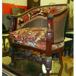 CUATRO AMPLIOS SILLONES LABRADOS CON ADORNOS