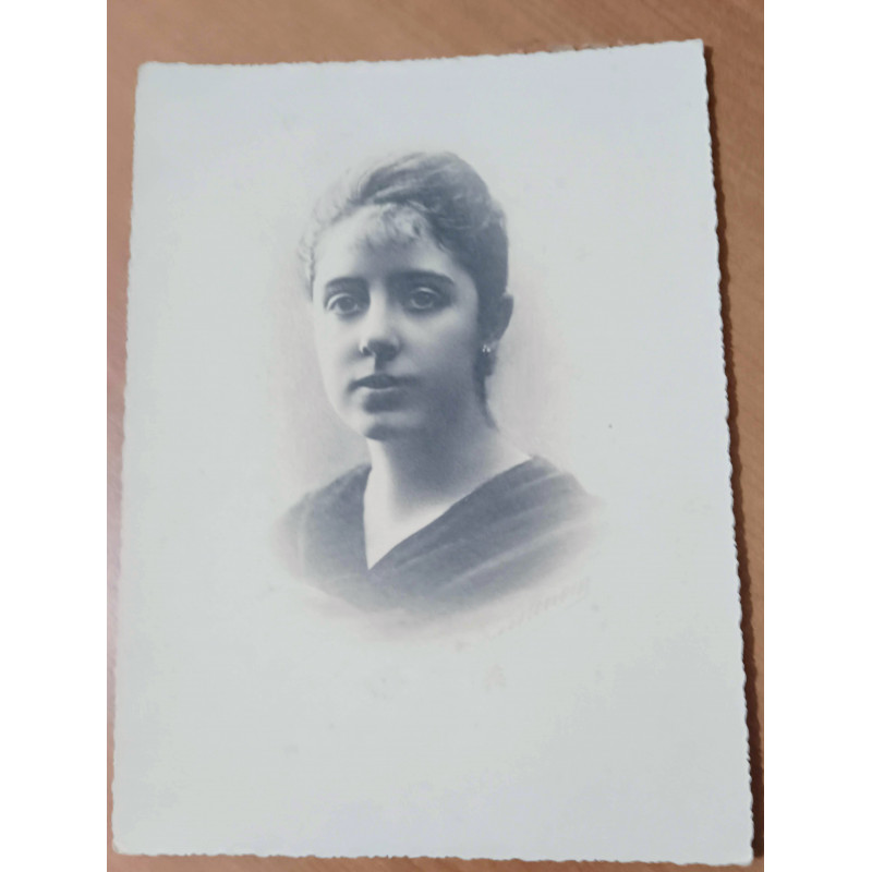 JOVEN EN POSE  AÑOS 20