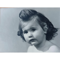 NIÑA DE CERCA