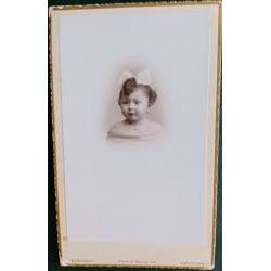 NIÑA CON LAZO
