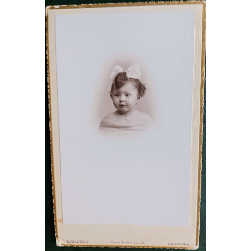 NIÑA CON LAZO