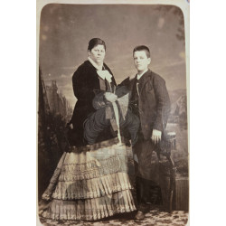 SEÑORA Y JOVEN Hacia 1900