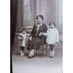 SEÑORA Y DOS NIÑAS
