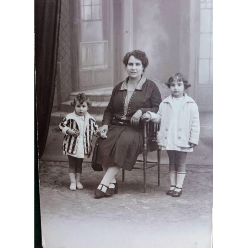 SEÑORA Y DOS NIÑAS