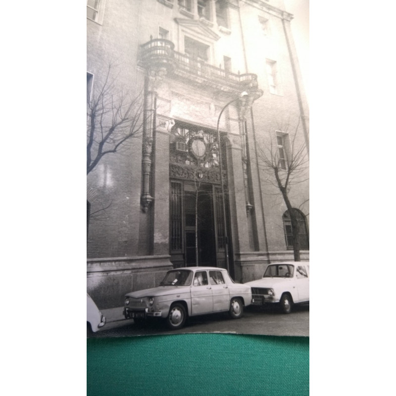 EDIFICIO Y AUTOMÓVILES