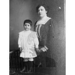 SEÑORA Y NIÑO