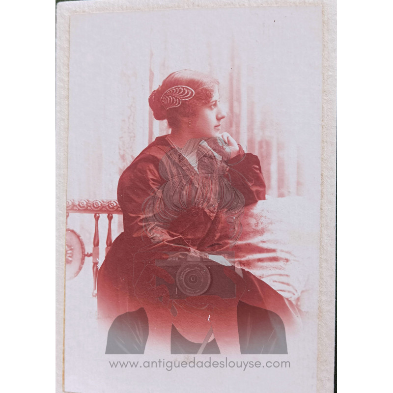 FOTO DAMA ADORNO EN PEINADO