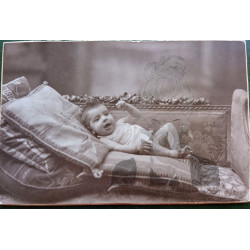 NIÑO ACOSTADO SOBRE MUEBLE...