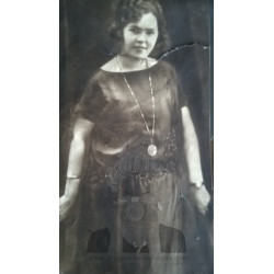DAMA EN 1932