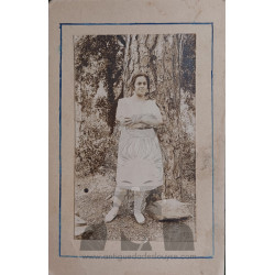 FOTOGRAFÍA SEÑORA  EN EL CAMPO