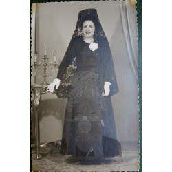 SEÑORA CON MANTILLA