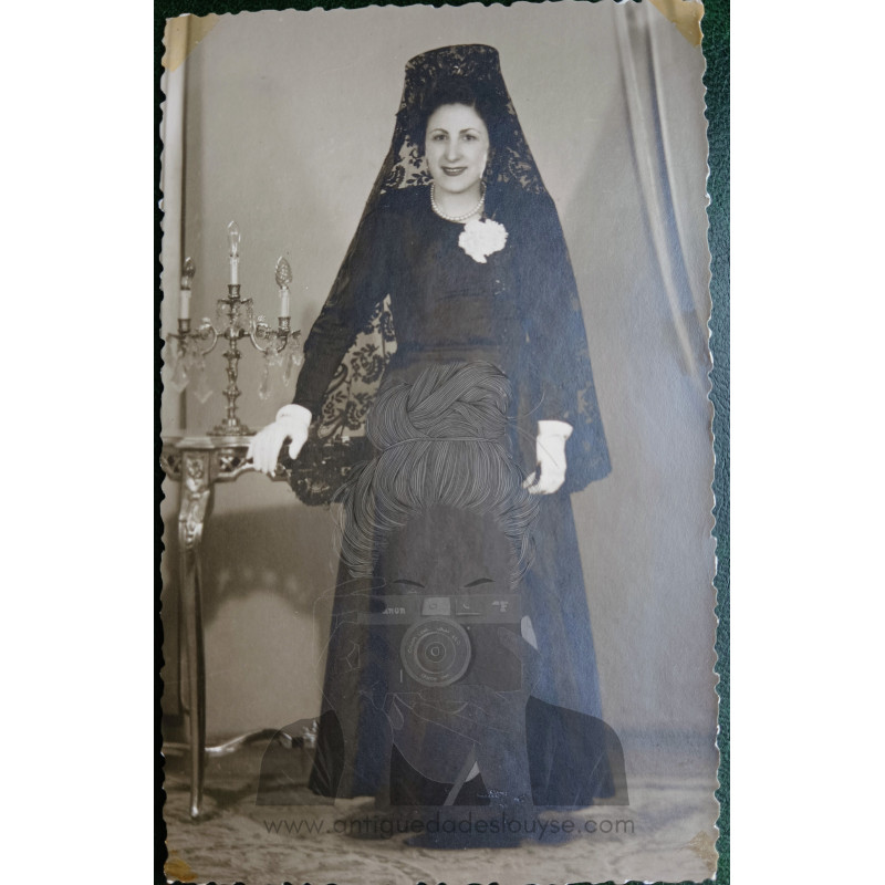 SEÑORA CON MANTILLA