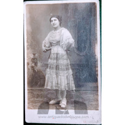 JOVEN CON VESTIDO Y ADORNOS