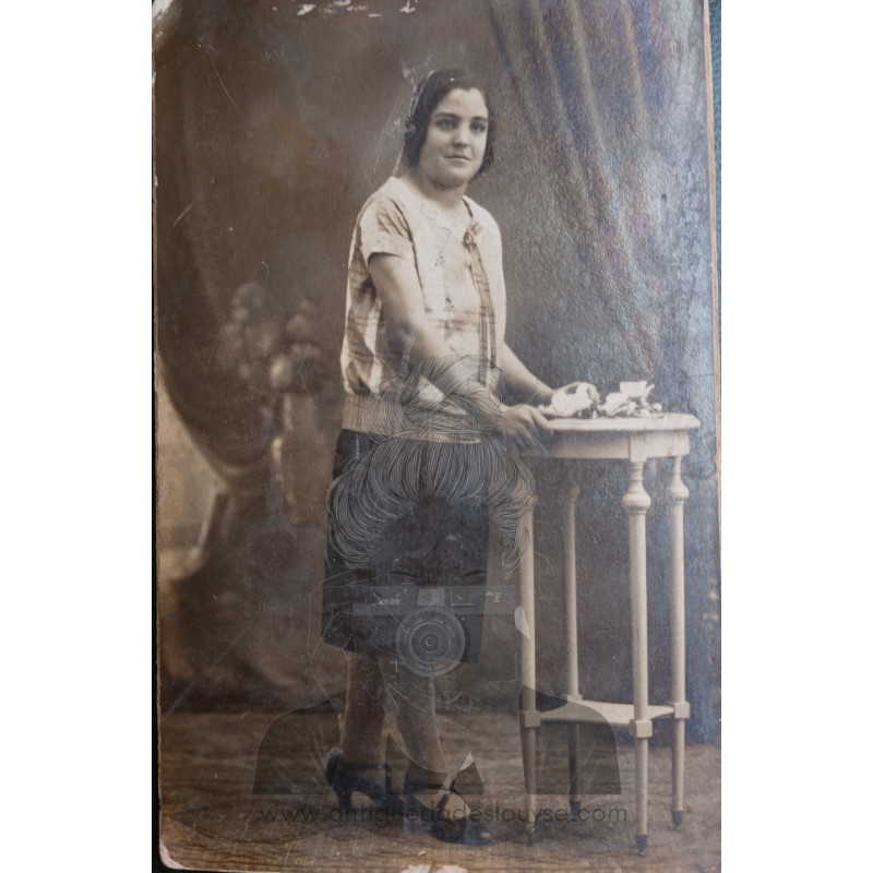 FOTO JOVEN APOYADA MESITA