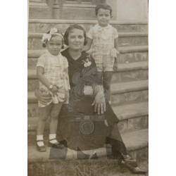 JOVEN SEÑORA CON 2 NIÑOS