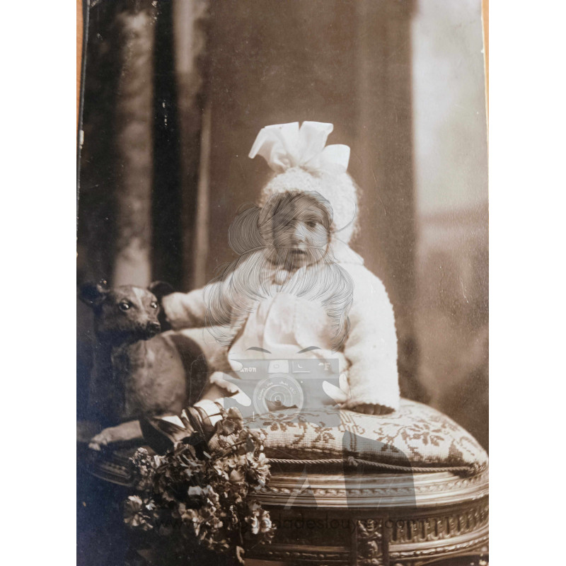 NIÑA SENTADA EN COJIN