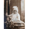 NIÑA SENTADA EN COJIN