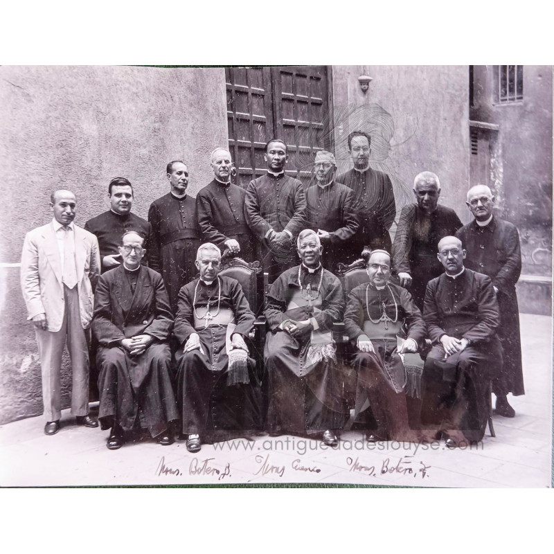 CONJUNTO DE RELIGIOSOS Y OBISPOS