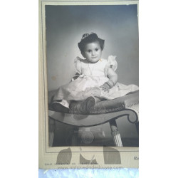 NIÑA SENTADA BUTACA