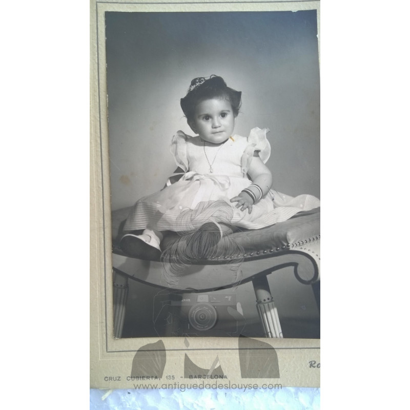 NIÑA SENTADA BUTACA