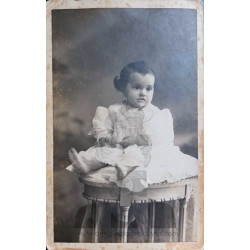 FOTO NIÑA  MESITA