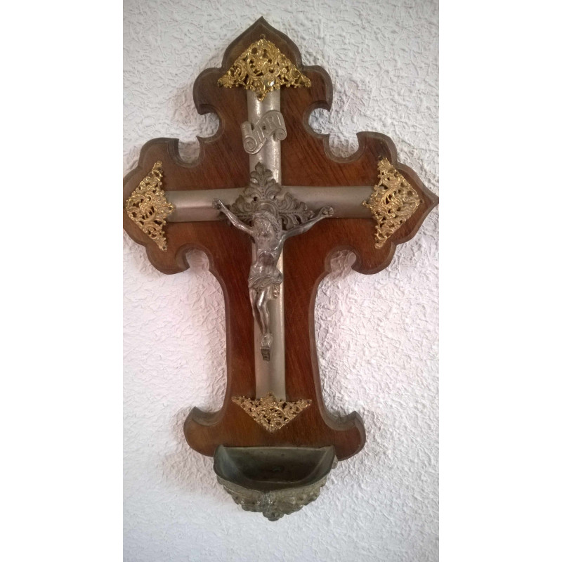 CRUCIFIJO CON BENDITERA