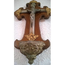 CRUCIFIJO CON BENDITERA