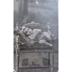 FOTOGRAFIA NIÑA  EN SOFÁ