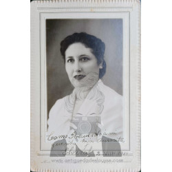 SEÑORA EN POSE