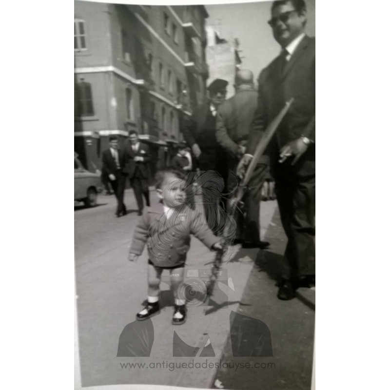 NIÑO CON PALMA