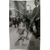 NIÑO CON PALMA