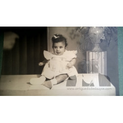 NIÑA PEQUEÑA EN POSE