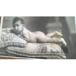 NIÑA SOBRE COJINES