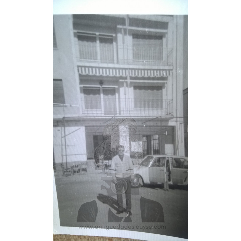 SEÑOR CON COCHE