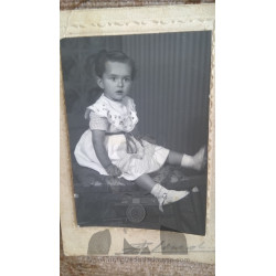 NIÑA SENTADA EN POSE