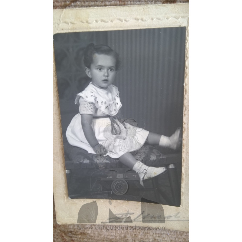 NIÑA SENTADA EN POSE