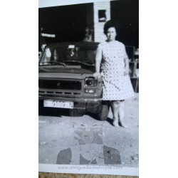 SEÑORA COCHE ÉPOCA