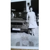 SEÑORA COCHE ÉPOCA